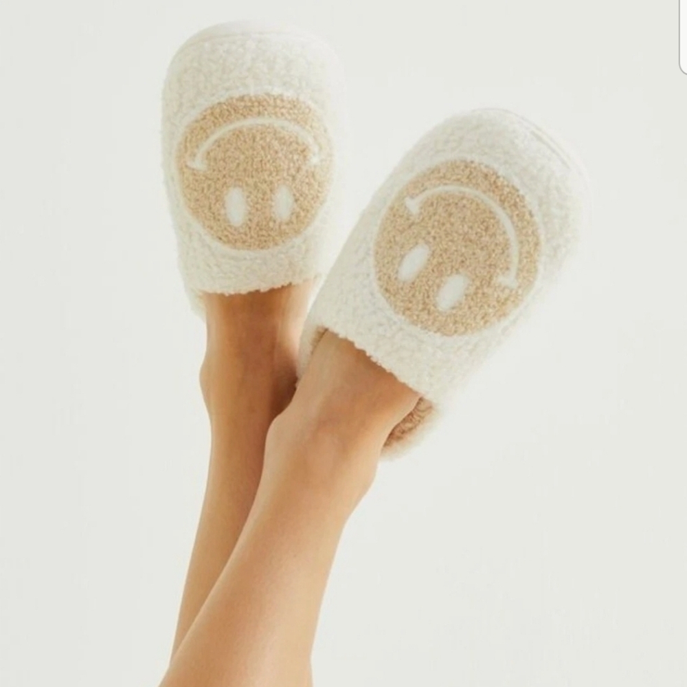 NWT Altar'd State Emoji Fur Smiley Face Slippers Slip On Cozy Loungewear Sz 5 6